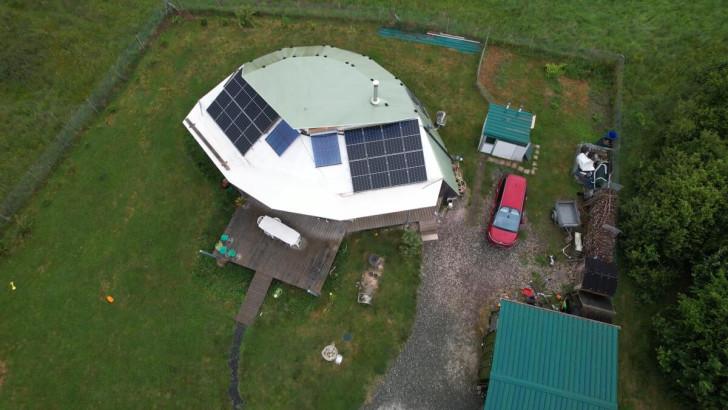 Photo prise par un drone d'une maison autonome en électricité